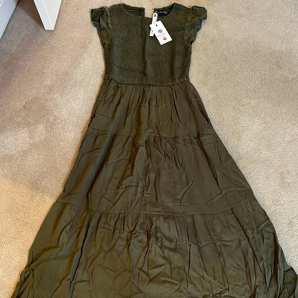 Short sleeve army green midi dress- never worn!
